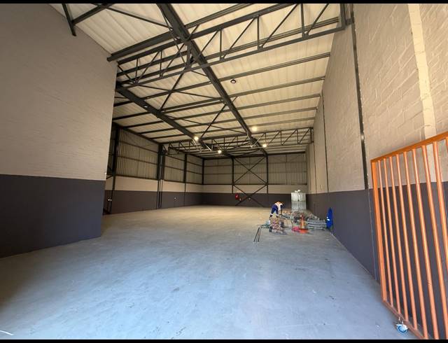 519M² WAREHOUSE TO LET IN STIKLAND INDUSTRIAL